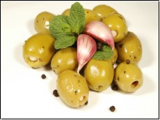 100g Oliven gefuellt mit Knoblauch und Kraeutern