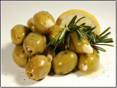 100g Oliven gefuellt mit Mandeln und Kraeutern