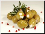 100g Oliven gefuellt mit Schafskaese und Kraeutern